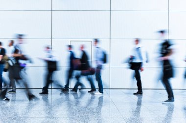 kalabalık bulanık insanların modern bir salonunda yürüyüş