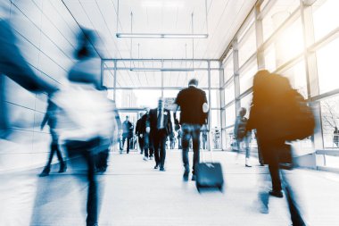 kalabalık bulanık insanların modern bir salonunda yürüyüş