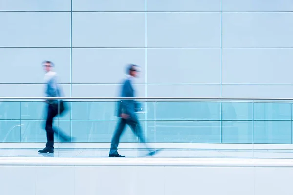 Folla Persone Sfocate Che Camminano Una Sala Moderna — Foto Stock