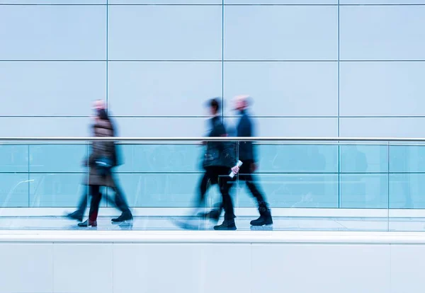 Multitud Personas Borrosas Caminando Una Sala Moderna — Foto de Stock