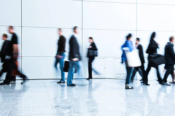 Multitud Personas Borrosas Caminando Una Sala Moderna — Foto de Stock