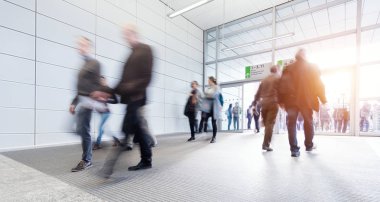 modern bir koridor içinde bulanık commuters