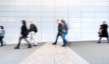 modern bir koridor içinde bulanık commuters