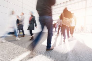 modern bir koridor içinde bulanık commuters