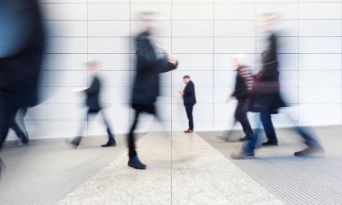 modern bir koridor içinde bulanık commuters