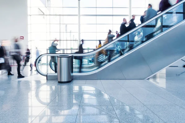 Blurred Commuters Modern Corridor — Stock Photo, Image