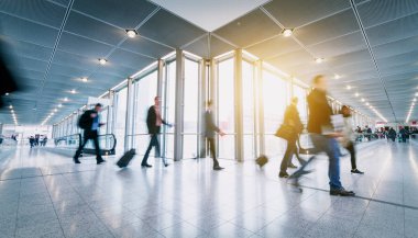 Ticaret fuarında insanlar bulanıklaştı.