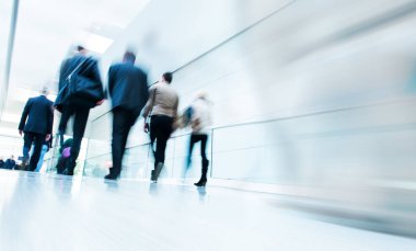 Ticaret fuarında insanlar bulanıklaştı.
