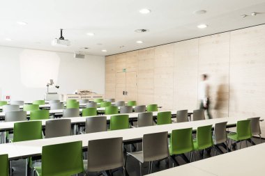 Bir Üniversitesi'nde modern konferans salonu