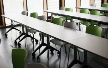 Bir Üniversitesi'nde modern konferans salonu