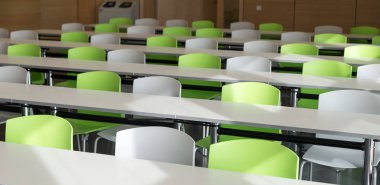 Bir Üniversitesi'nde modern konferans salonu