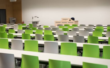 Bir Üniversitesi'nde modern konferans salonu