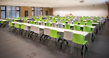 Bir Üniversitesi'nde modern konferans salonu