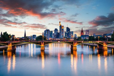 Frankfurt ben ana Almanya 'yım.