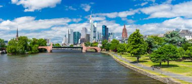 Frankfurt ben ana Almanya 'yım.