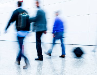 Ticaret fuarında insanlar bulanıklaştı.