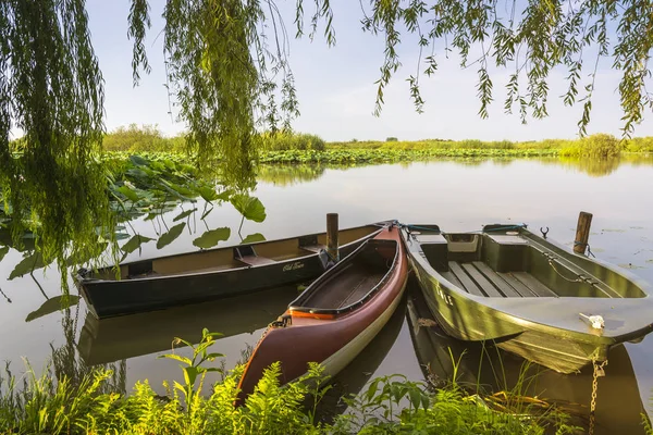 Nehirde üç tekne palamarla