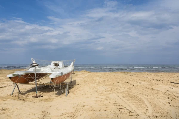 Barco na praia — Fotografia de Stock