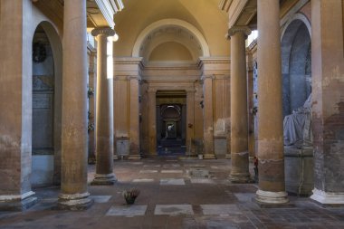 Eski mezarlık içinde