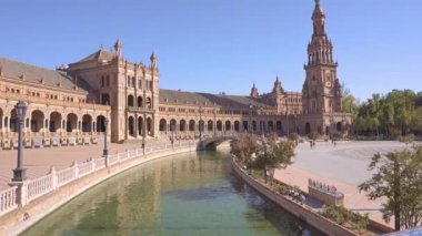 Sevilla, İspanya-Ağustos 7, 2017:tourists gezinti ve hayran ünlü plaza de Espana Seville güneşli bir gün boyunca