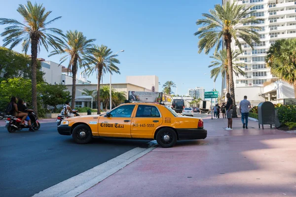 Miami Usa March 2018 Taxi Miami Ocean Drive Sunny Day — стокове фото