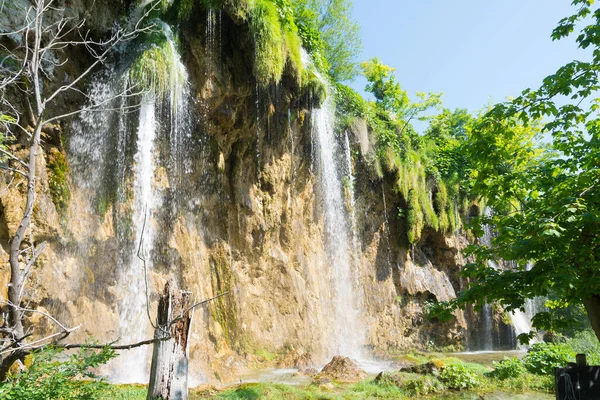 Vízesés Nemzeti Park Plitvicei Tavak Horvátország Egy Napsütéses Napon — Stock Fotó