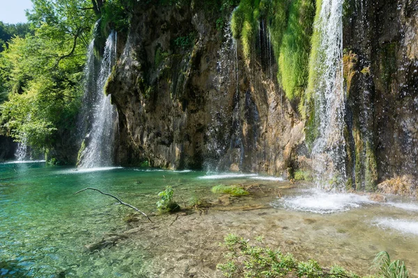 Vízesés Nemzeti Park Plitvicei Tavak Horvátország Egy Napsütéses Napon — Stock Fotó