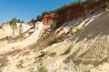 Güneşli bir günde Fransa 'da Roussillon yakınlarında toprak rengi ocakları