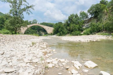Alidosi Köprüsü 'nün manzarası Castel del Rio belediyesinde ve Rönesans' ta Alidosi ailesi tarafından inşa edilmiştir..