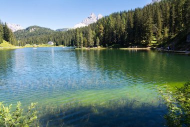Misurina, İtalya - 23 Ağustos 2016: Güneşli bir günde insanlar Belluno Dolomitlerinin kalbinde gölün etrafında yürür