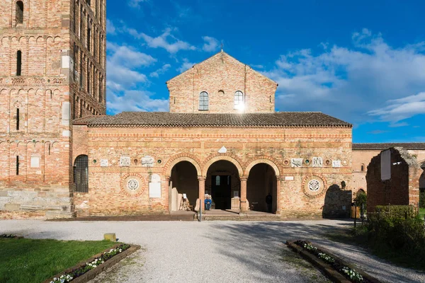 ポンポサ イタリア行進31 2018 人々は晴れた日の間にポンポサの古いイタリアの修道院を賞賛し 写真を撮る — ストック写真