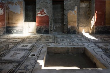 Pompeii, İtalya-27 Mart 2016: Napoli yakınlarındaki Pompeii arkeoloji sahasında bir yaz günü.