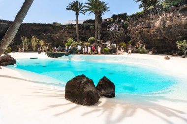 Lanzarote, İspanya - 6 Ağustos 2018: Jameos del Agua 'daki insanlar, Montana La Corona' nın patlayıp Cesar Manrique tarafından bir turistik bölgeye dönüşmesiyle oluşan uzun bir lav tünelinin parçası..