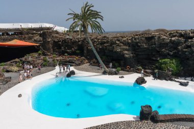 Lanzarote, İspanya - 6 Ağustos 2018: Jameos del Agua 'daki insanlar, Montana La Corona' nın patlayıp Cesar Manrique tarafından bir turistik bölgeye dönüşmesiyle oluşan uzun bir lav tünelinin parçası..