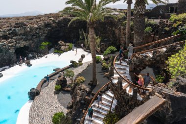 Lanzarote, İspanya - 6 Ağustos 2018: Jameos del Agua 'daki insanlar, Montana La Corona' nın patlayıp Cesar Manrique tarafından bir turistik bölgeye dönüşmesiyle oluşan uzun bir lav tünelinin parçası..
