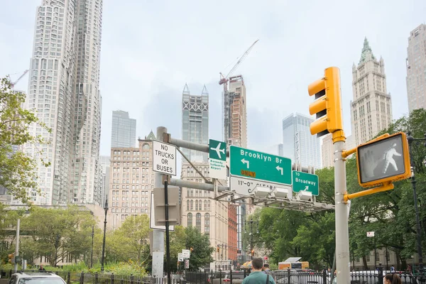 ニューヨーク市 2019年8月6日 曇りの日のニューヨーク市での日常生活ここでは 高層ビル 道路標識 歩行者用信号機の眺め — ストック写真
