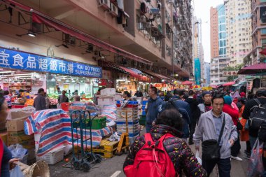 Hong Kong, 24 Mart 2019: Bulutlu bir günde, Hong Kong 'un dar ve kalabalık sokaklarındaki klasik pazarlar arasında insanlar