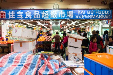 Hong Kong, 24 Mart 2019: Bulutlu bir günde, Hong Kong 'un dar ve kalabalık sokaklarındaki klasik pazarlar arasında insanlar
