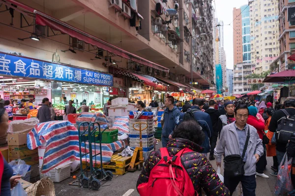 2019年3月24日 曇りの日に香港の狭く混雑した通りの古典的な市場の間の人々 — ストック写真
