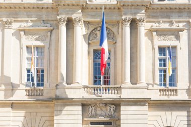 Arles, Fransa-Ağustos 14. 2016: Güneşli bir günde Arles belediye binasındaki Fransız bayrağının görüntüsü