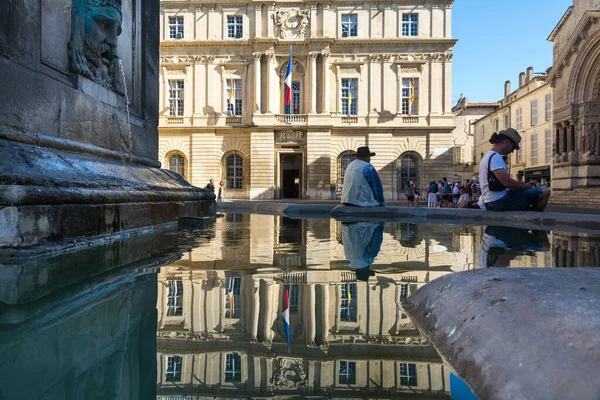 2016年8月14日 法国阿尔勒 在阳光灿烂的日子里 市政厅和方尖碑所在的广场上 靠近喷泉的人 — 图库照片