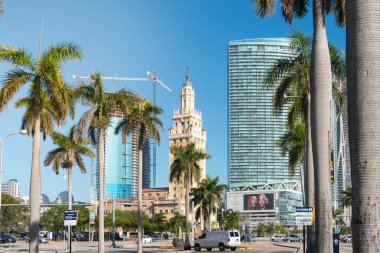 Miami, ABD-16 Mart 2018: Güneşli bir günde Miami şehir merkezindeki gökdelenler arasındaki özgürlük kulesinin görüntüsü.