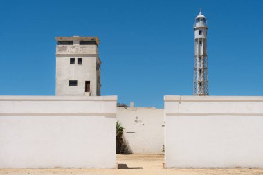 Cadiz, İspanya-Ağustos 9, 2017: Güneşli bir günde Cadiz 'deki San Sebastian şatosunun içindeki demir deniz feneri