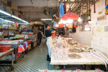 Hong Kong, 24 Mart 2019: Bulutlu bir günde, Hong Kong 'un dar ve kalabalık sokaklarındaki klasik pazarlar arasında insanlar