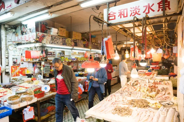 2019年3月24日 曇りの日に香港の狭く混雑した通りの古典的な市場の間の人々 — ストック写真