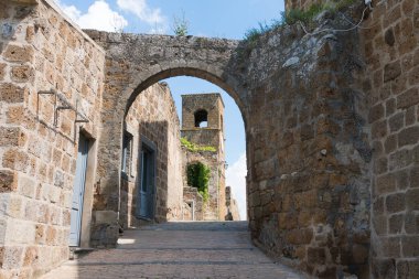 Celleno, İtalya-30 Nisan 2018: Güneşli bir günde Celleno hayalet köyünün kalıntıları arasında yürümek