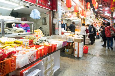 Hong Kong, 24 Mart 2019: Bulutlu bir günde, Hong Kong 'un dar ve kalabalık sokaklarındaki klasik pazarlar arasında insanlar