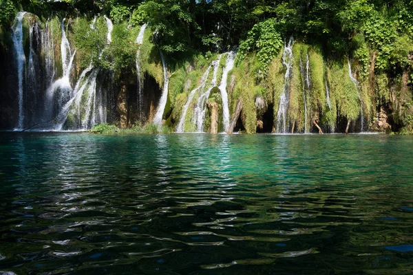 Vízesés Nemzeti Park Plitvicei Tavak Horvátország Egy Napsütéses Napon — Stock Fotó