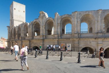 Arles, Fransa-Ağustos 14 Ağustos 2016: Güneşli bir günde Arles 'in ünlü arenası yakınlarında insanlar geziniyor