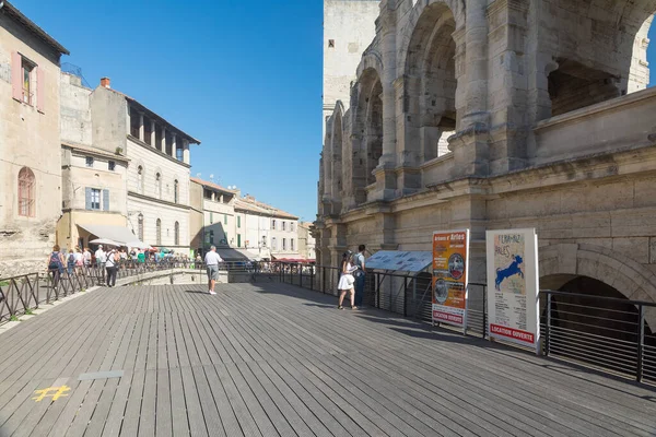 Arles Francia Agosto 2016 Persone Passeggiano Vicino Alla Famosa Arena — Foto Stock